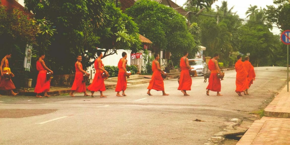 laos tak bat