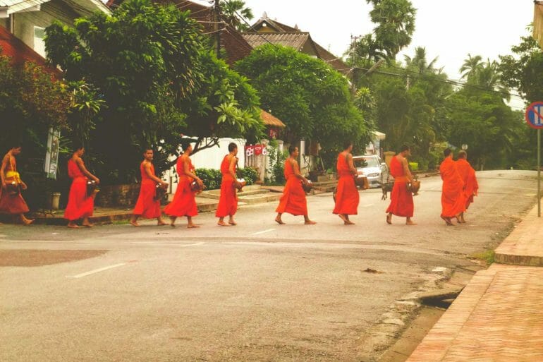 laos tak bat