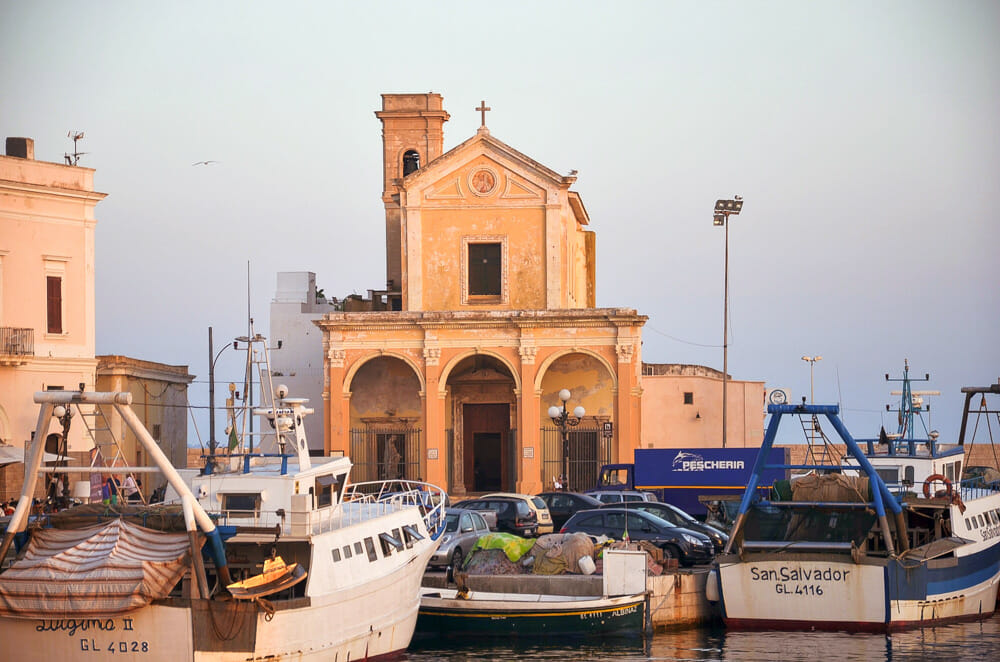 vu au coucher du soleil sur la chapelle Santuario della Madonna del Canneto