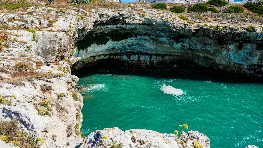 grotte dans les Pouilles, littoral rocheux du Salento
