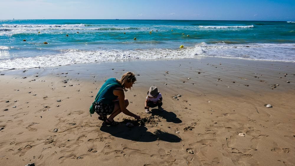 famille sur la plage de Pescolouse, Maldives du Salento