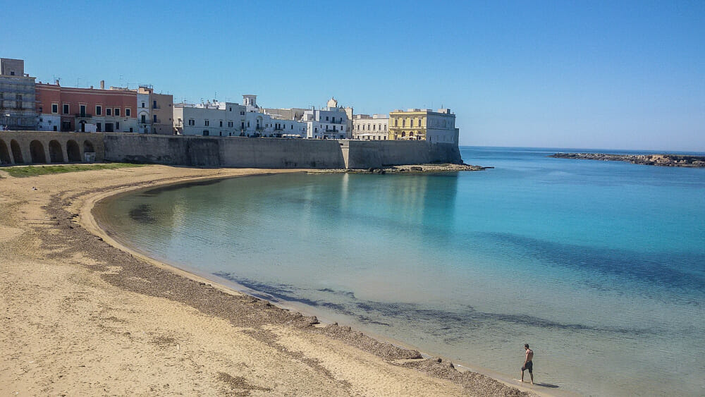 plage Gallipoli avec ses eaux translucide et la ville en hauteur