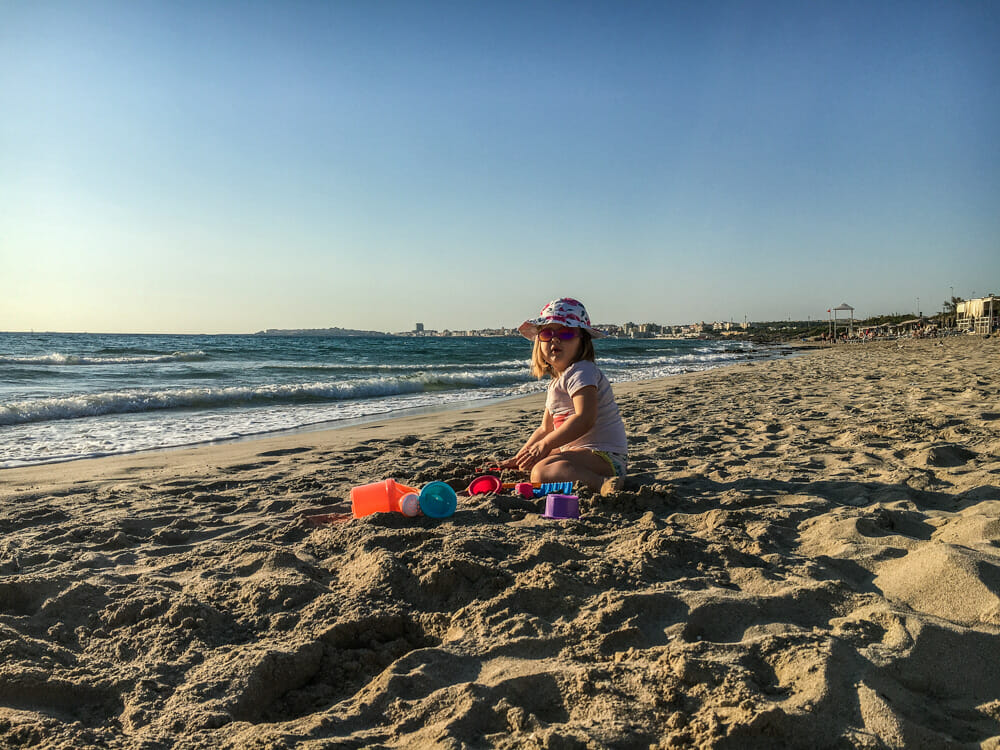 enfant jouant sur la plage Gallipoli au soleil couchant