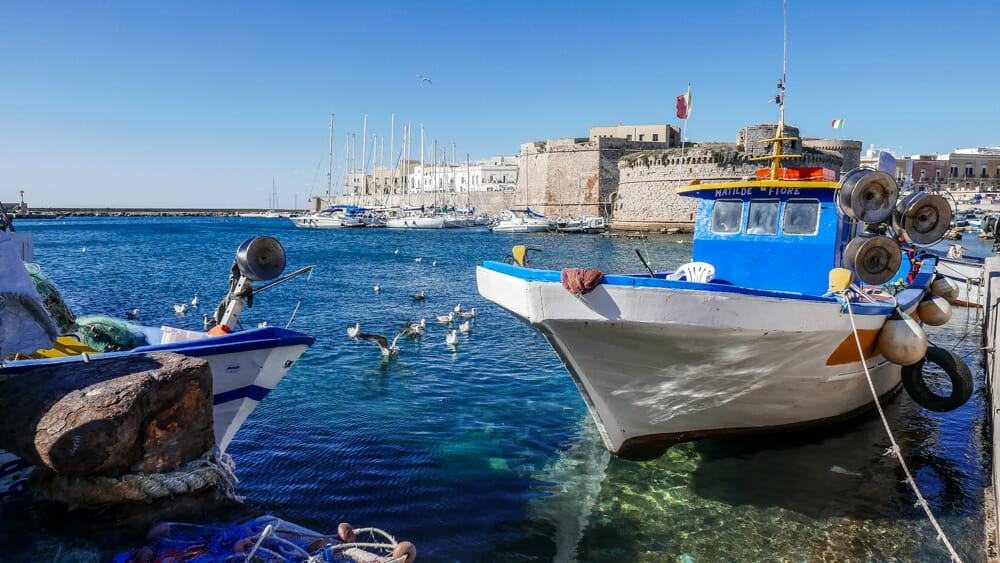 bateaux de peche colorés dans le port de gallipoli
