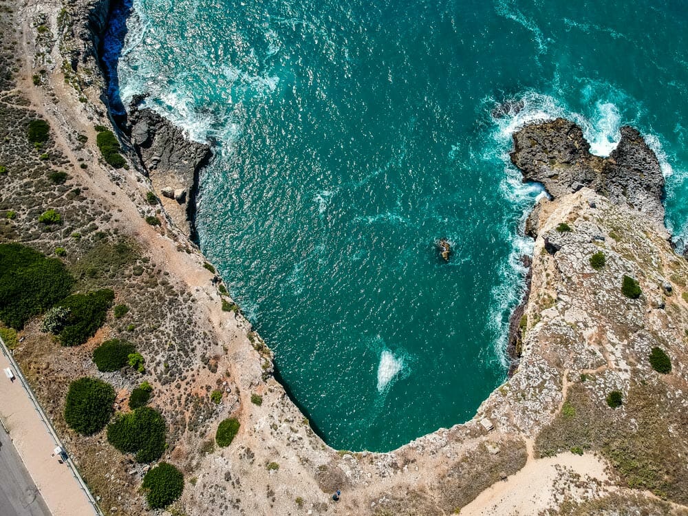 vue drone plages rocheuses du Salento