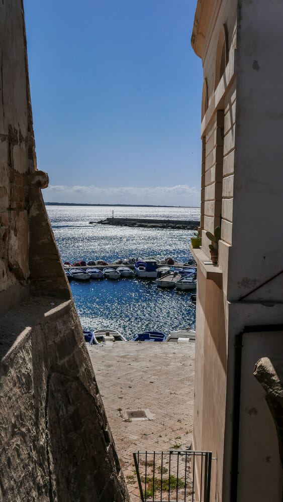 vue sur la mer turquoise depuis une ruelle de la vieille ville à Gallipoli