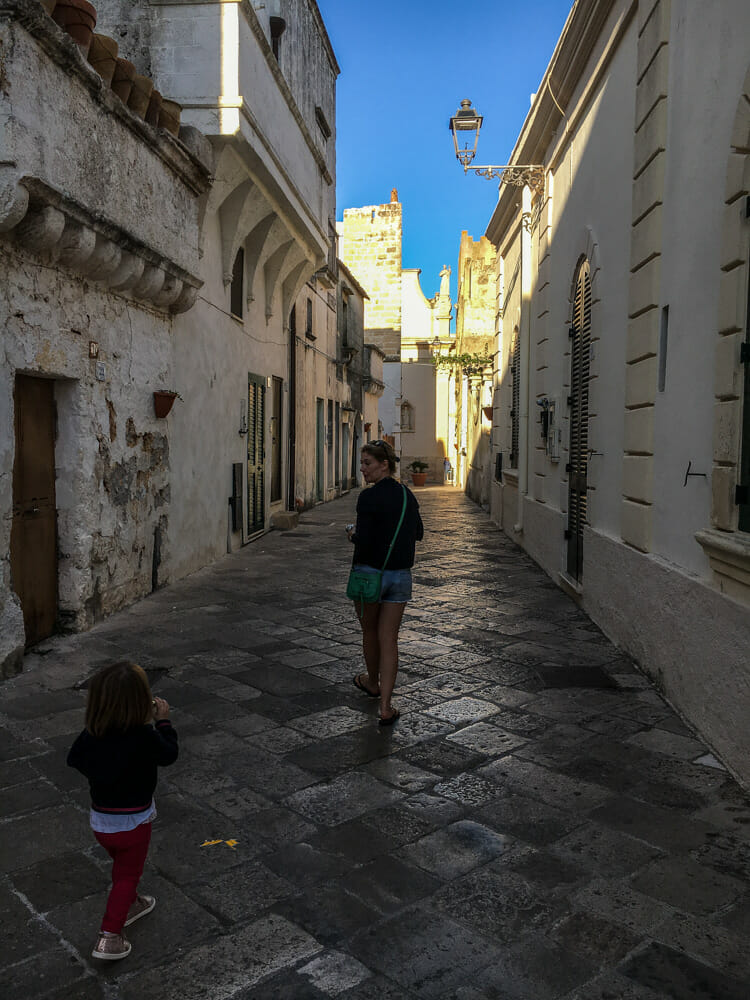 famille flânant dans la vieille ville à gallipoli