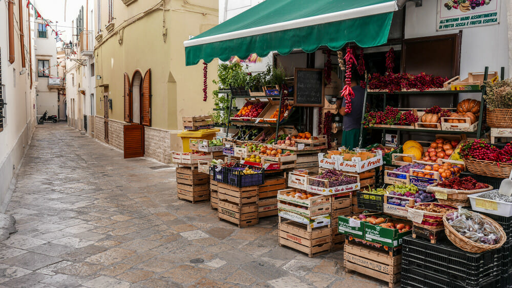 étals d'une épicerie dans la vieille ville de gallipoli