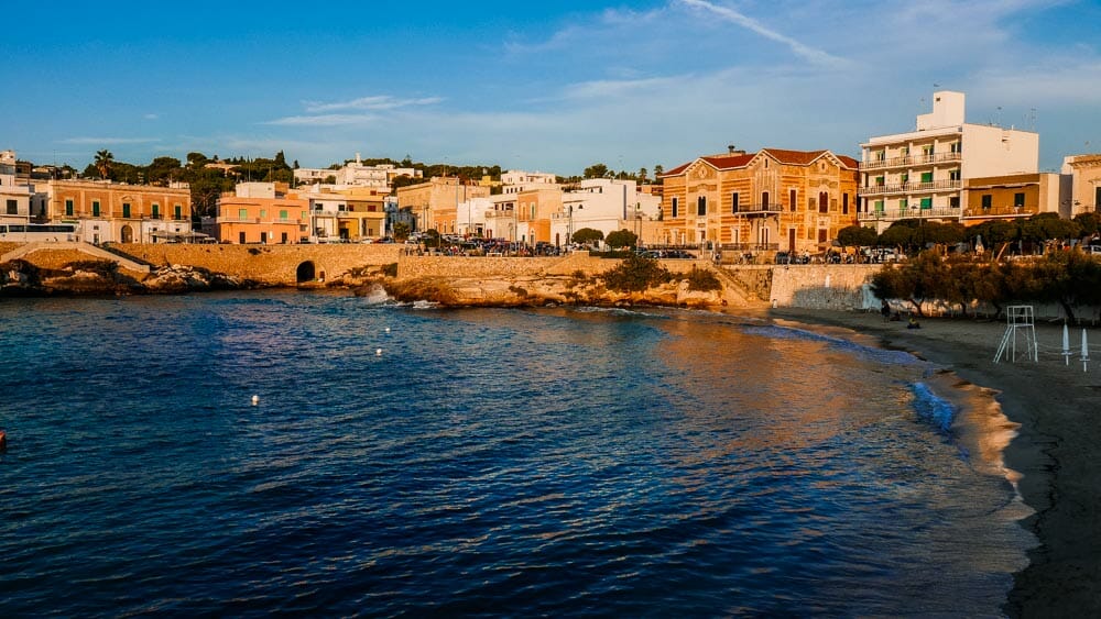 plage de Santa Maria al Bagno au coucher de soleil