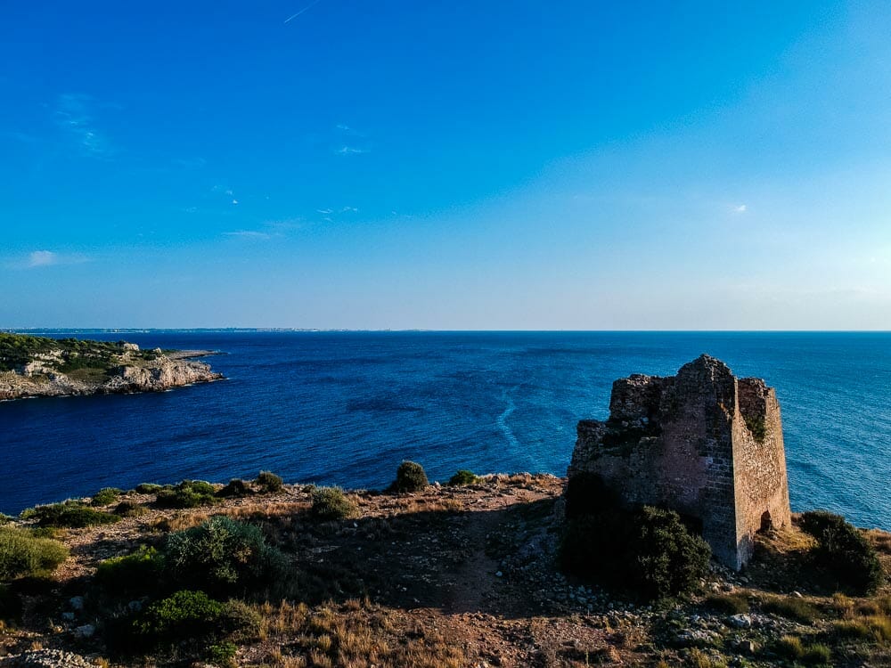 tour de guet plage du Salento vue en drone
