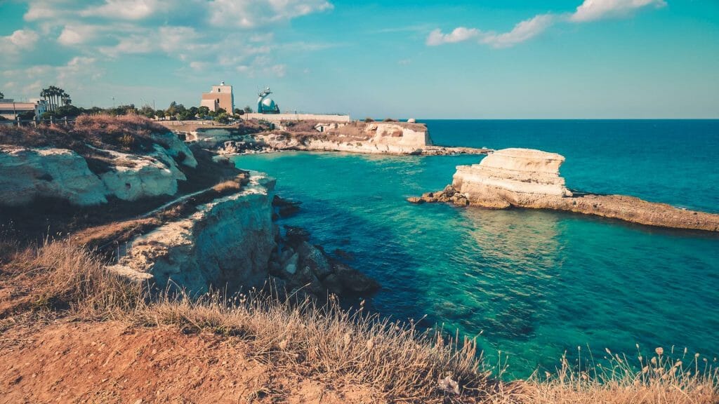 Littoaral sdu salento et vue au coucher de soleil sur Torre dell’Orso
