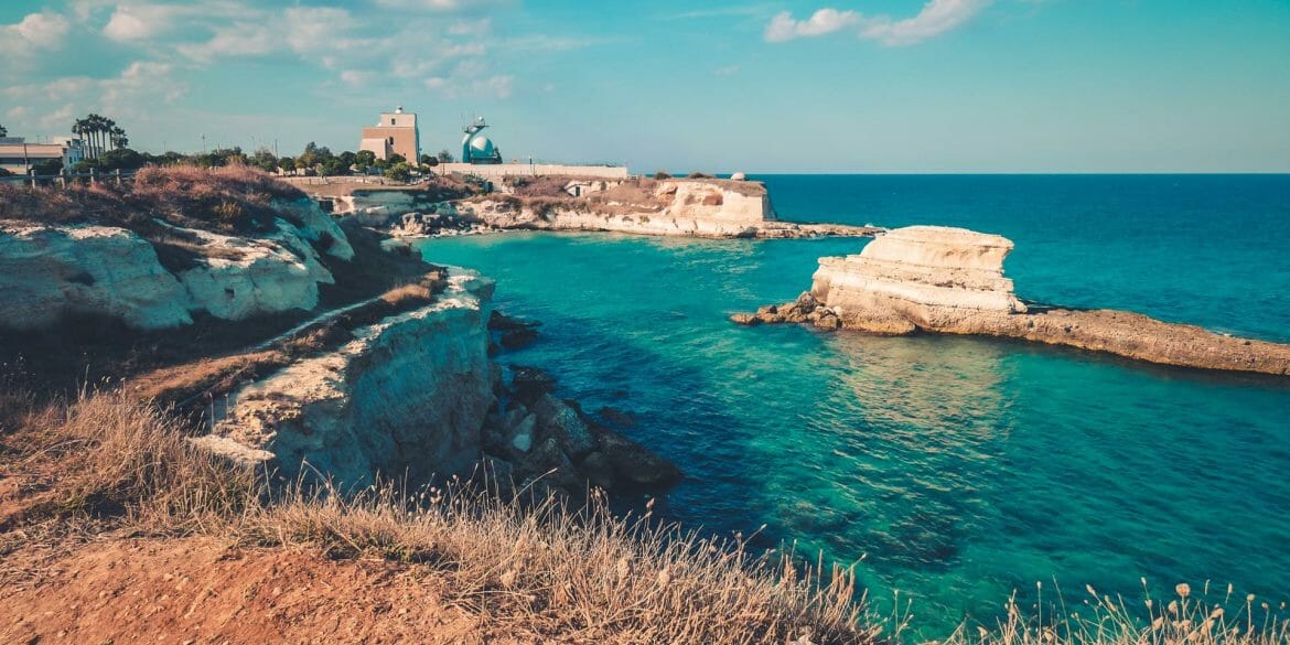 Littoaral sdu salento et vue au coucher de soleil sur Torre dell’Orso