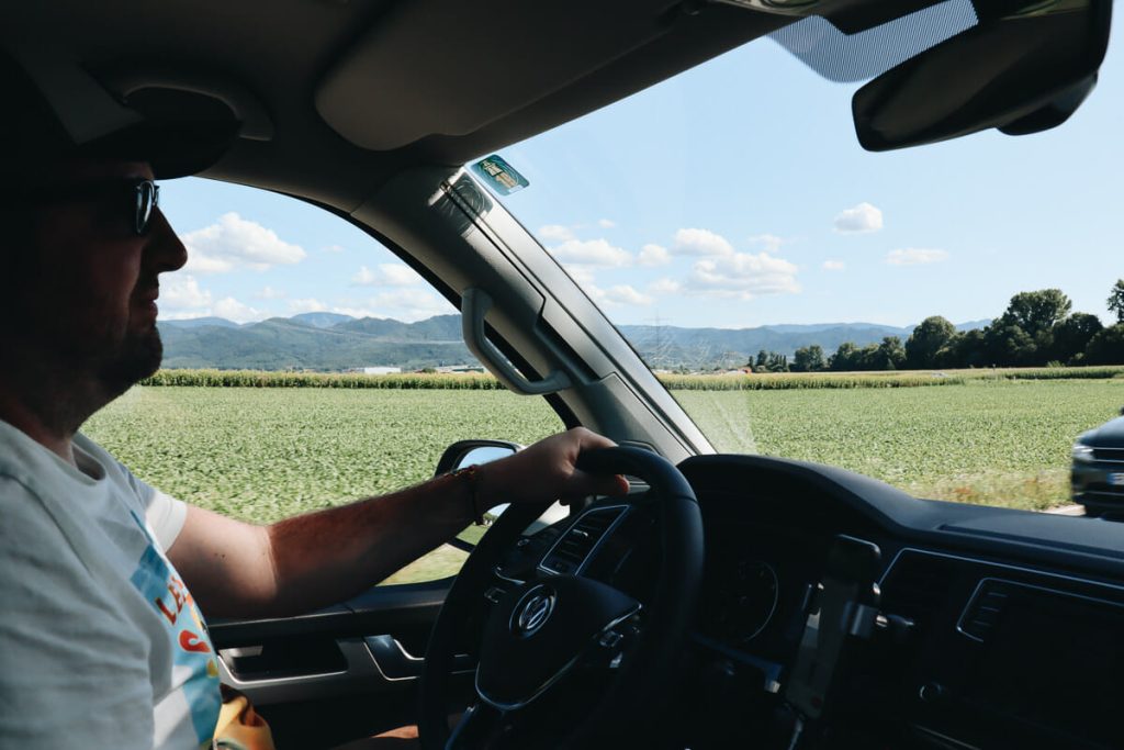 Van aménagé Roadsurfer sur les routes de la Forêt Noire