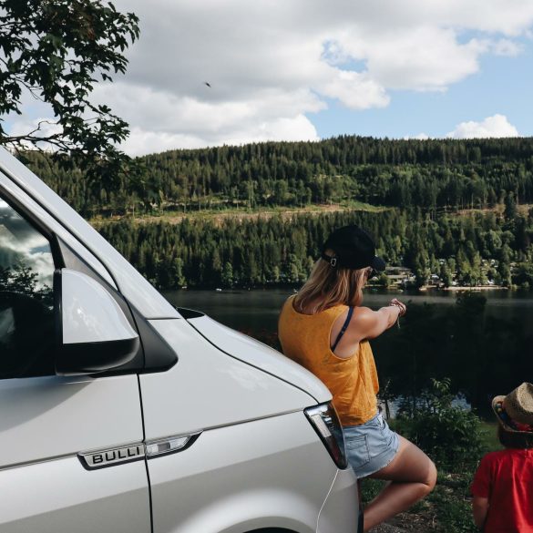 Van aménagé Roadsurfer sur les routes de la Forêt Noire