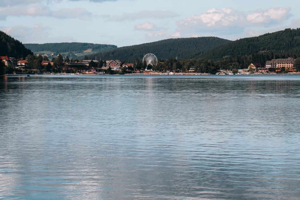 ue panoramique sur le lac Titisee en Forêt Noire avec la grande roue du village au loin