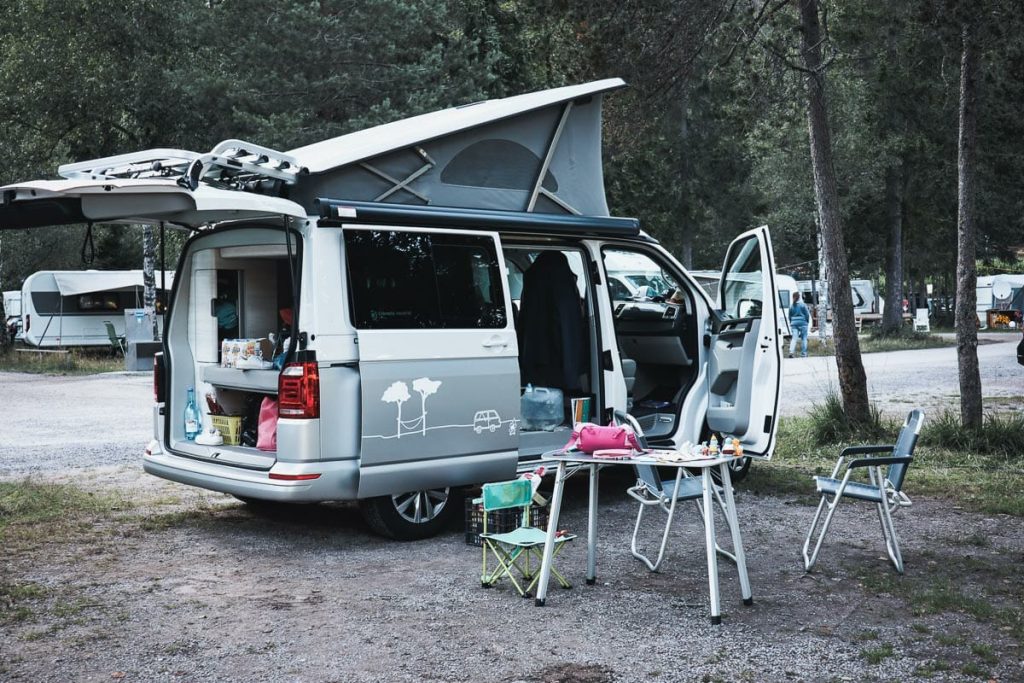 Van aménagé Volkswagen avec toit relevable sur une aire de camping en Forêt Noire