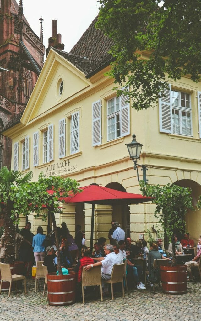 Ruelle pavée pittoresque avec façades colorées dans le centre historique de Fribourg