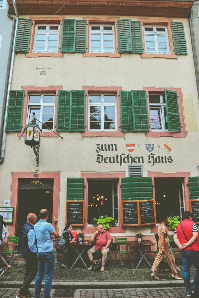 Ruelle pavée pittoresque avec façades colorées dans le centre historique de Fribourg