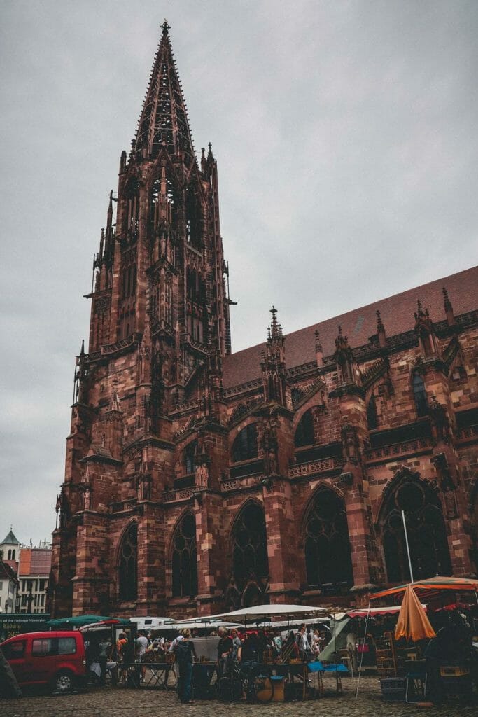 Architecture gothique de la cathédrale de Fribourg en Brisgau en grès rose