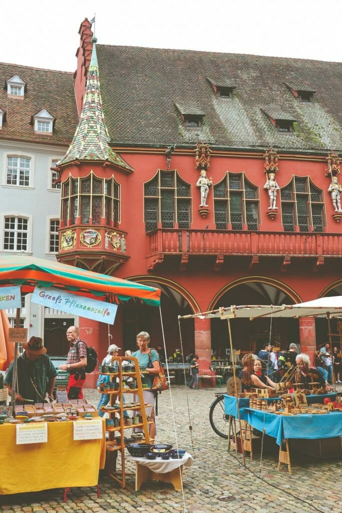 Étal de produits locaux au marché de la place de la Cathédrale de Fribourg