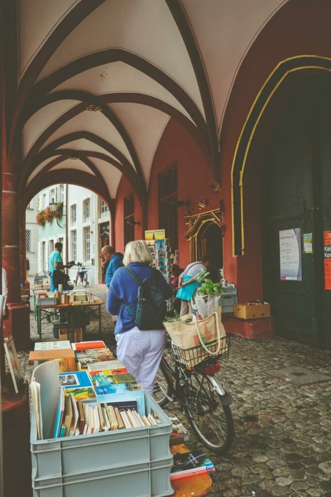Ruelle pavée pittoresque avec façades colorées dans le centre historique de Fribourg