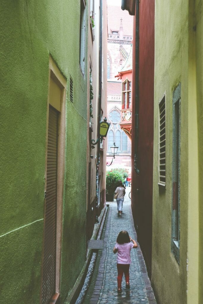 Ruelle pavée pittoresque avec façades colorées dans le centre historique de Fribourg