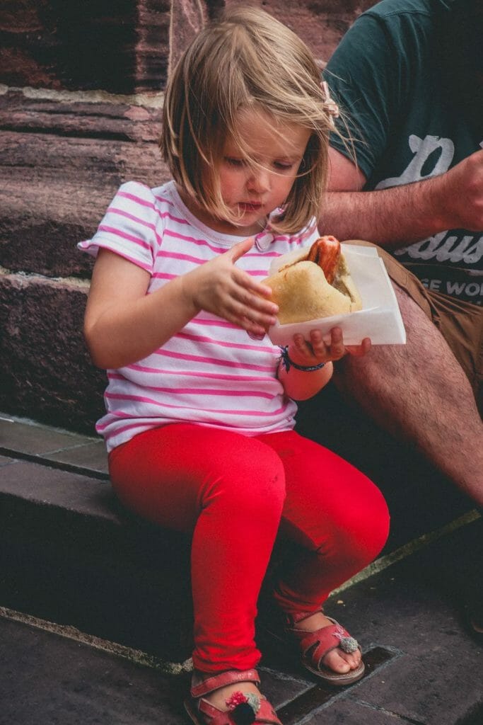 La célèbre saucisse grillée Lange Rote servie dans un pain au marché de Fribourg