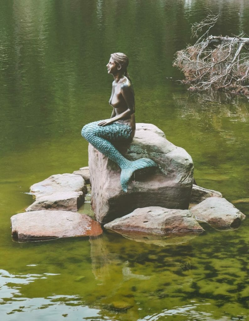 Statue de la sirène au bord du lac Mummelsee en Allemagne