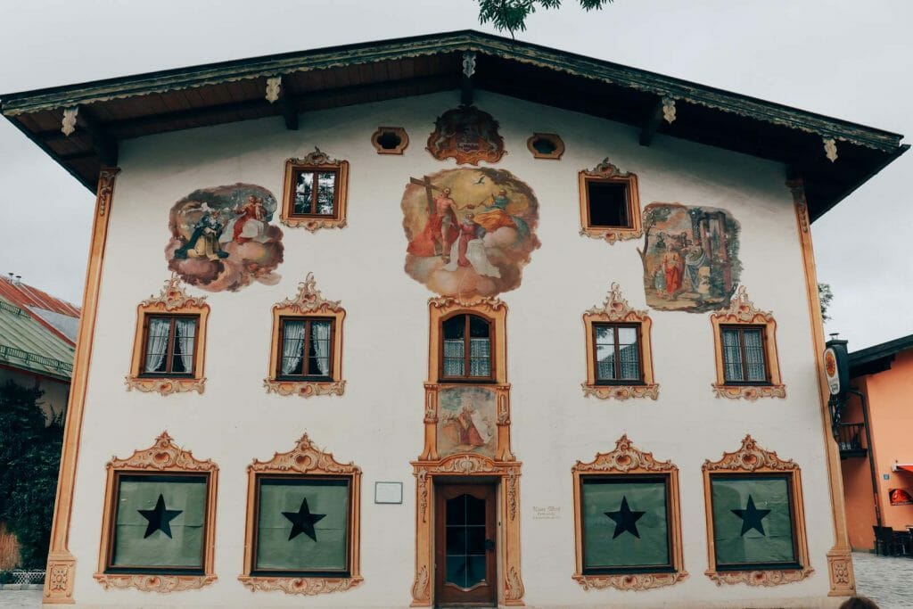 Façades peintes traditionnelles et fresques Lüftlmalerei dans le village d'Oberammergau