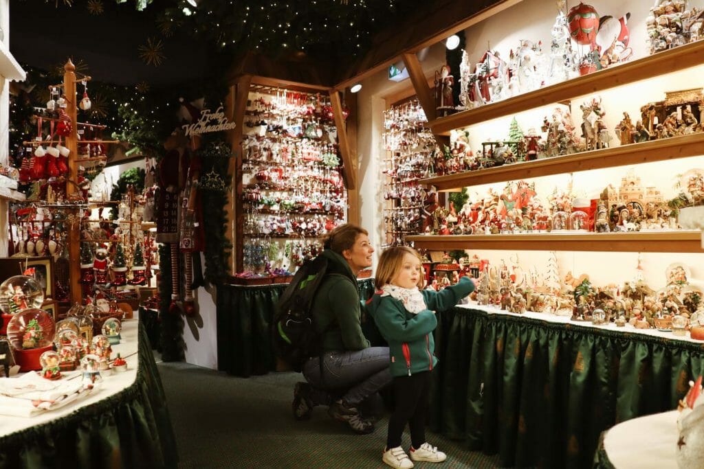 Boutique de décorations de Noël artisanales typiques d'Oberammergau en Allemagne