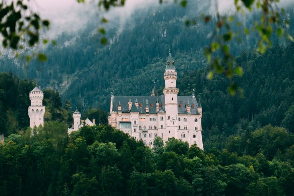 Visiter le château de Neuschwanstein sous le soleil lors d'un road trip en Bavière