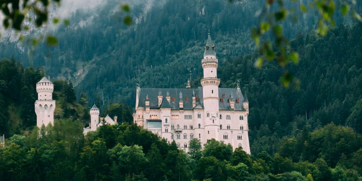 Visiter le château de Neuschwanstein sous le soleil lors d'un road trip en Bavière