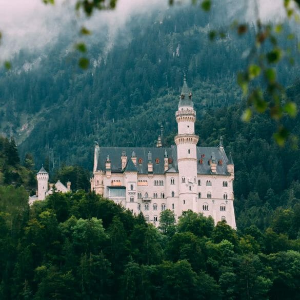 Visiter le château de Neuschwanstein sous le soleil lors d'un road trip en Bavière