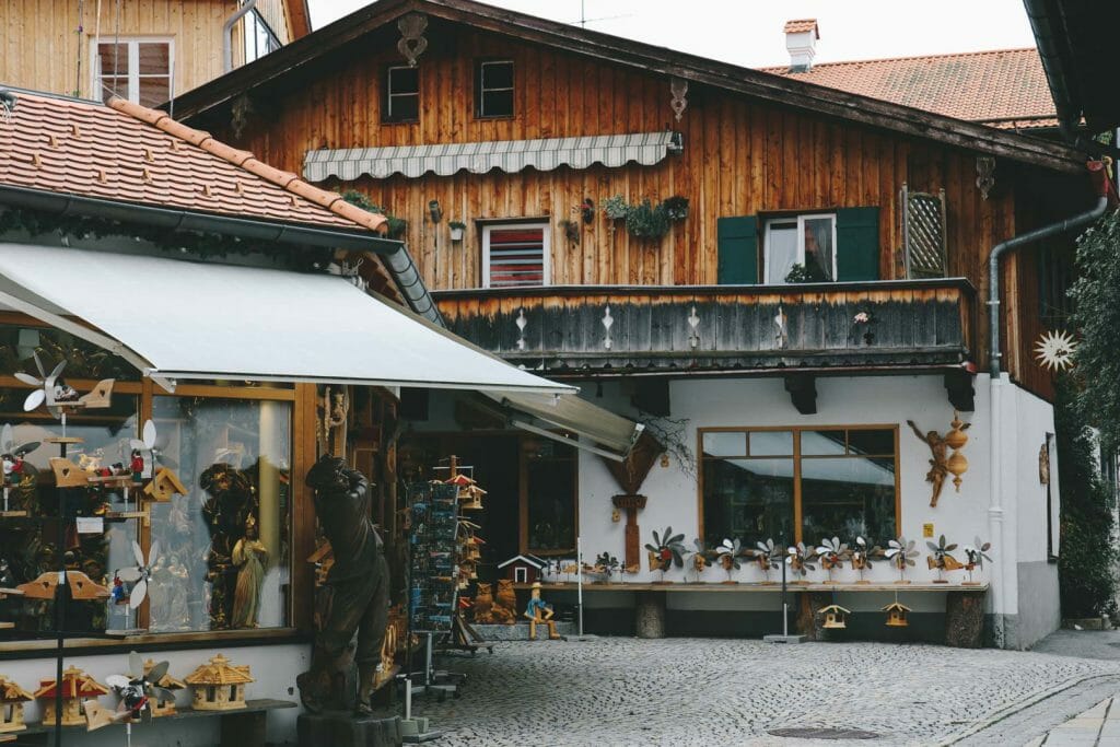 Façades peintes traditionnelles et fresques Lüftlmalerei dans le village d'Oberammergau