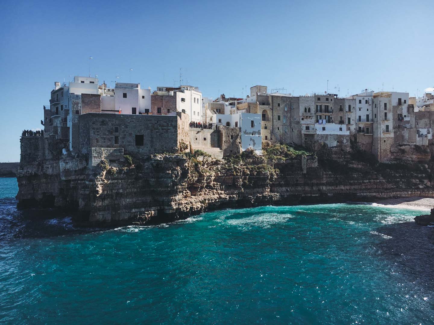 Polignano a Mare vue sur les maisons accrochées aux falaises