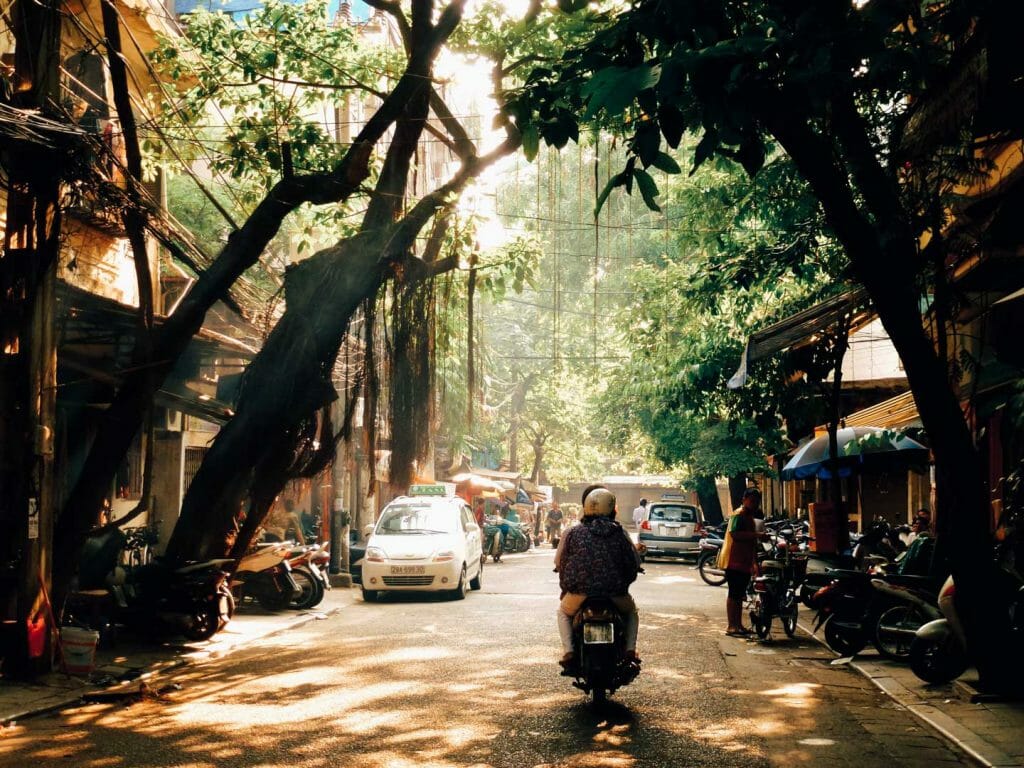 rue animée Hanoi