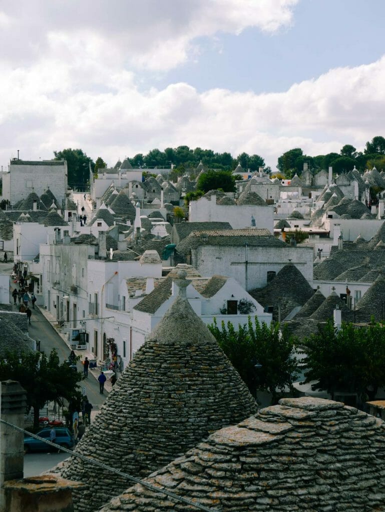 Alberobello panorama sur les trulli et leurs toits coniques si typiques