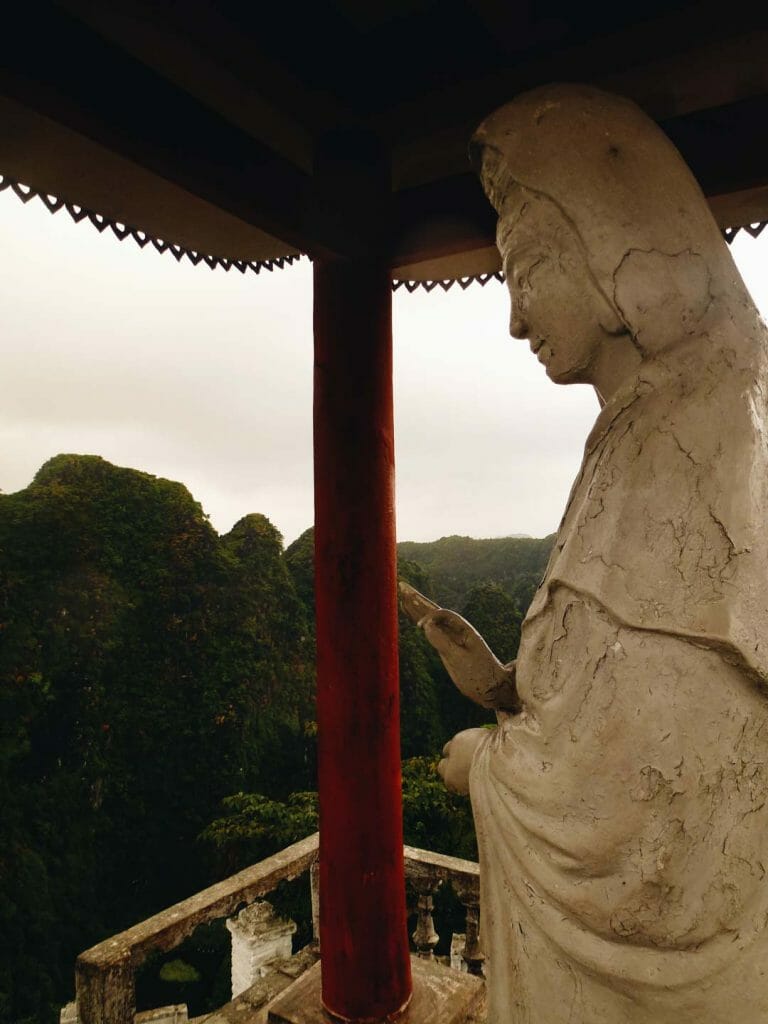 statue en haut de Hang Mua