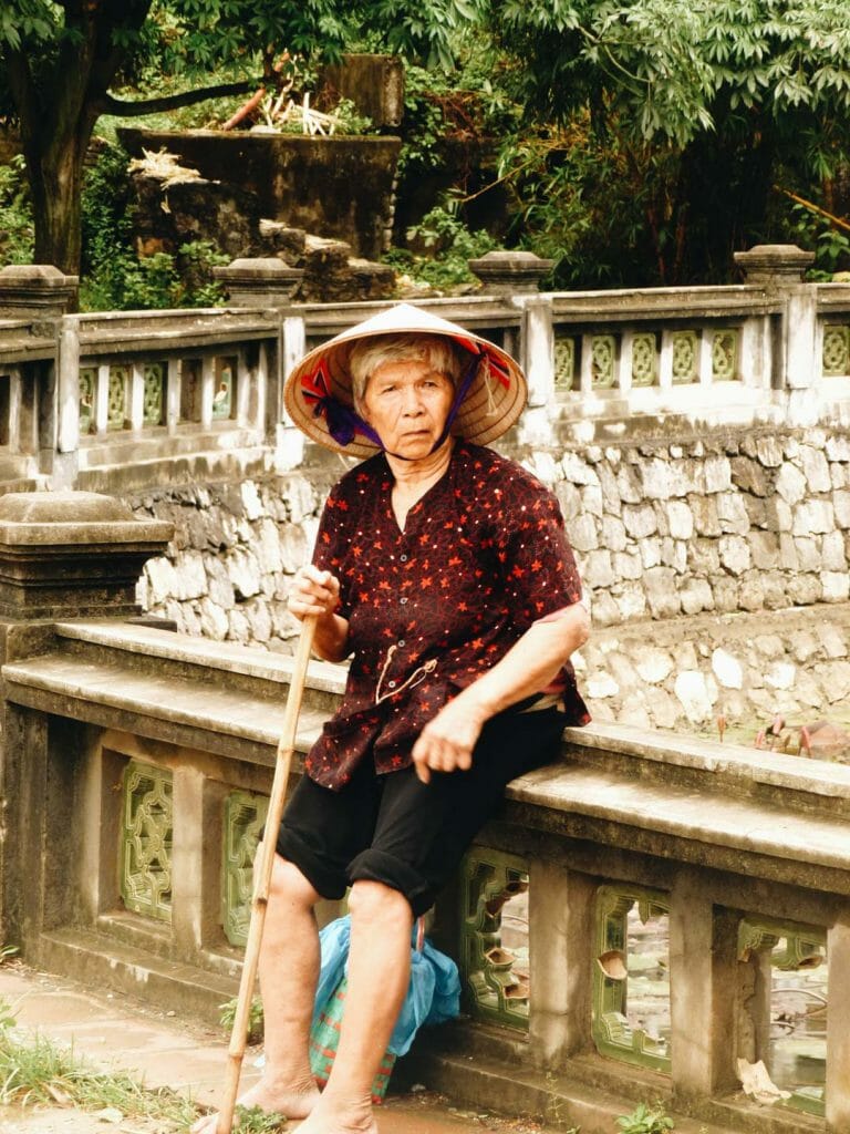 femme au temple Ding Tiên