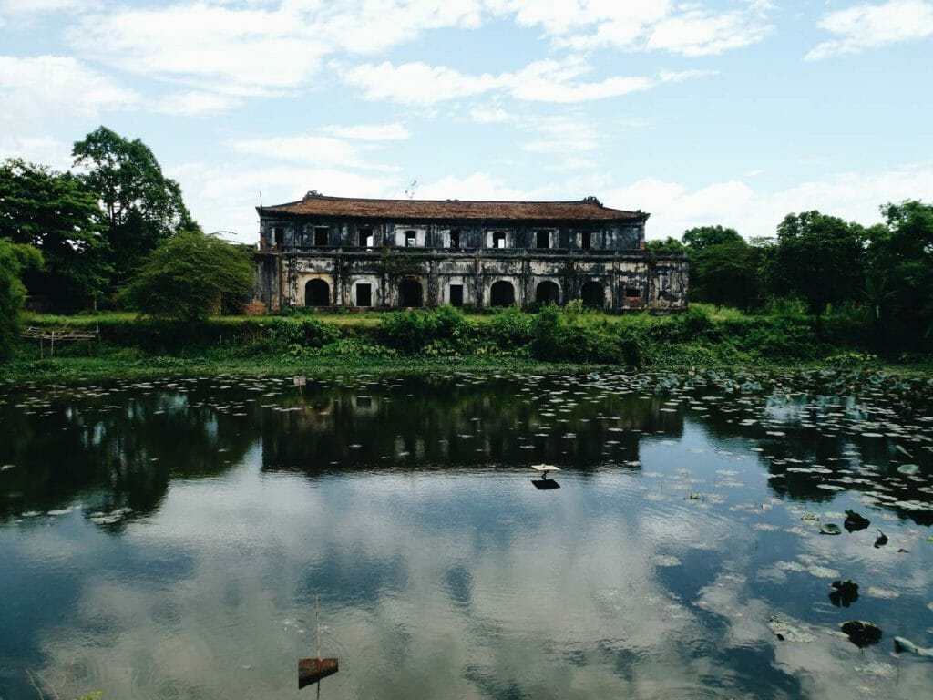 Palais de l’Harmonie Suprême hué