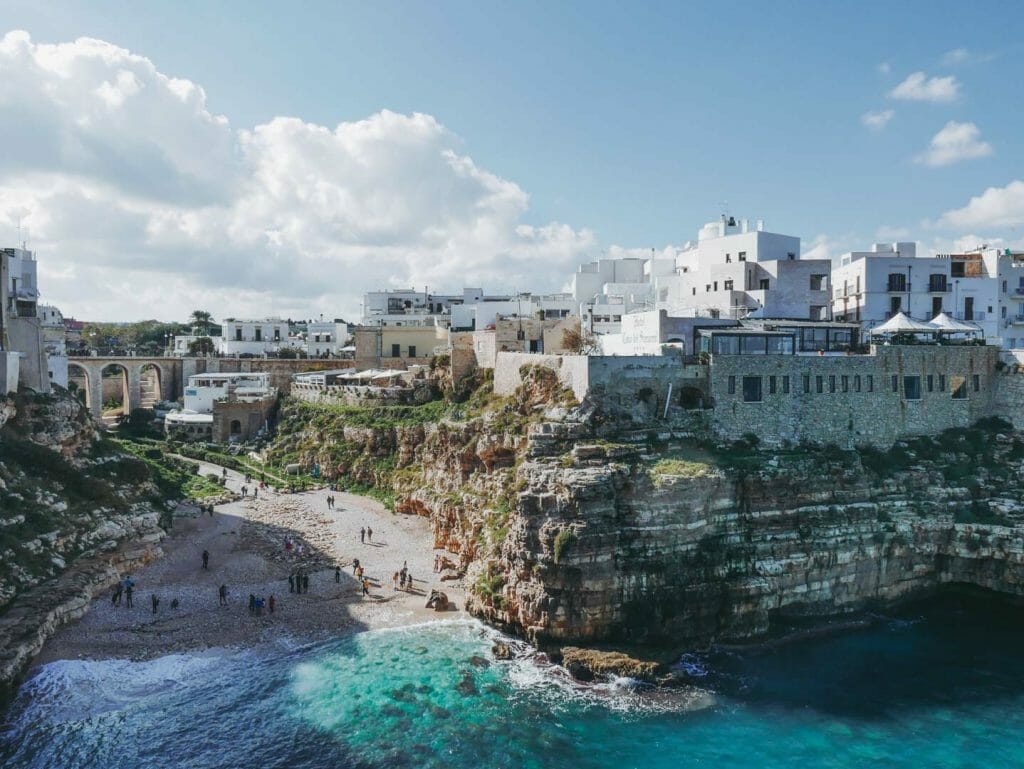 panorama Polignano a Mare et ses falaises depuis la mer