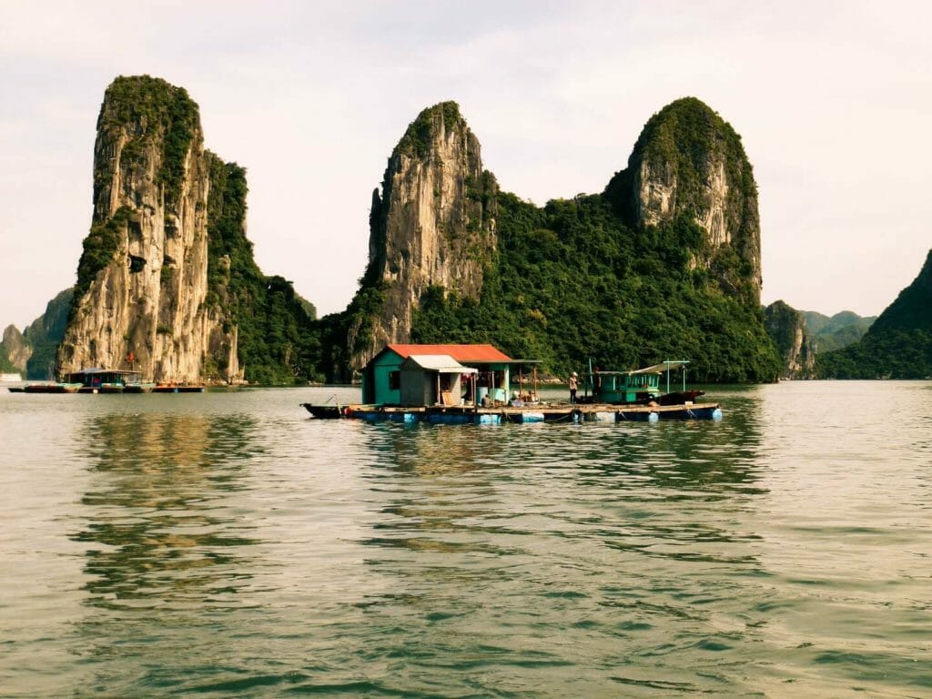 îles karstiques village flottant halong