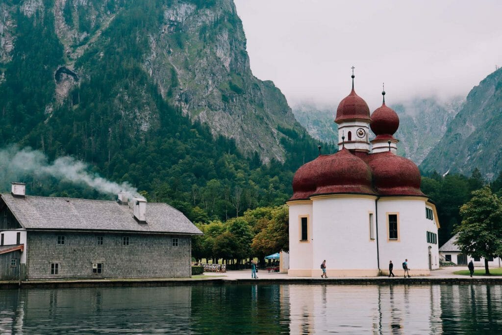 L'église Saint-Bartholomä avec ses dômes rouges au bord du lac Königssee au pied des montagnes de Bavière