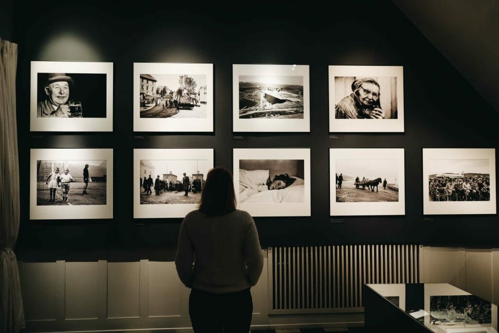 Jeune femme observant les photographies du Musée Perspektivet Tromsø en hiver