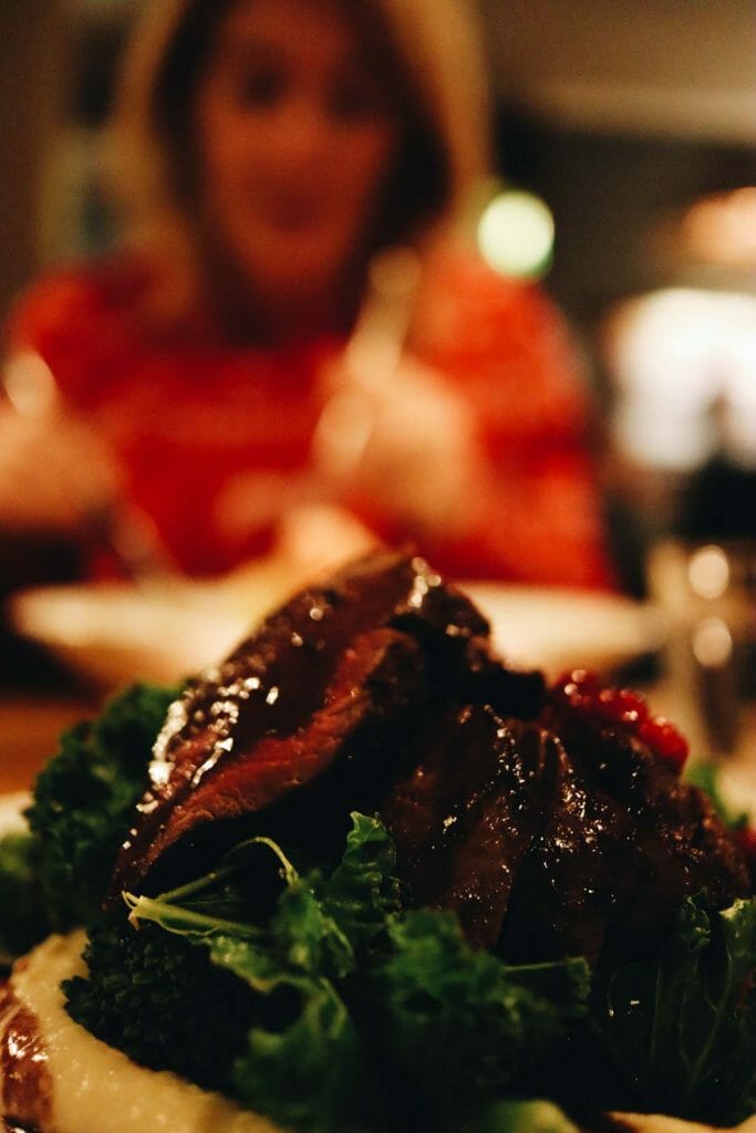 Dégustation d'un plat traditionnel de renne et ses airelles au Bardus Bistro à Tromsø