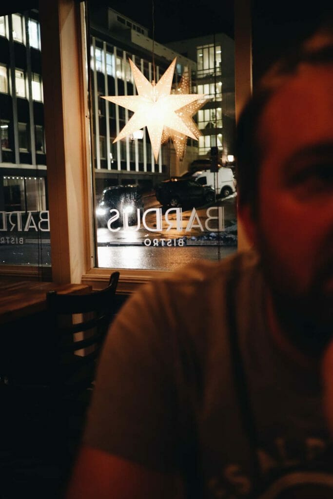 Ambiance chaleureuse et lumineuse à l'intérieur du Bardus Bistro à Tromsø en hiver