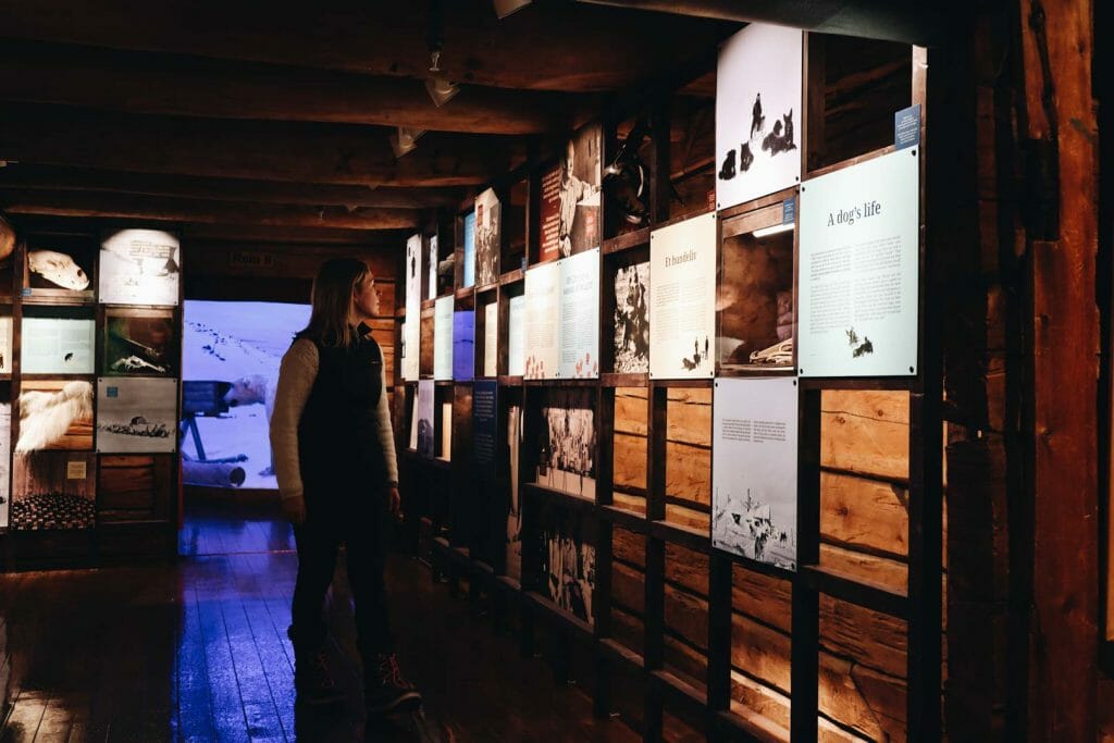 visite de l'exposition sur l'histoire des expéditions arctiques du musée polaire de Tromsø en décembre