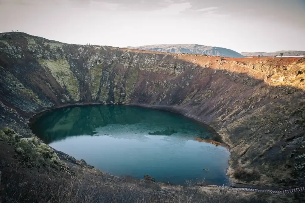 Vue panoramique du cratère volcanique de Kerið et de son lac aux eaux bleu-vert à l'automne