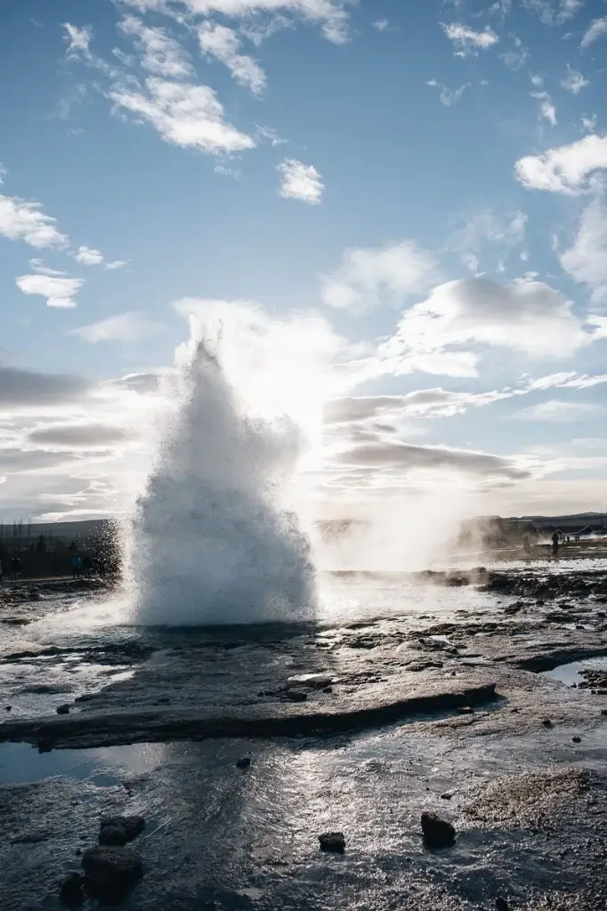 Jet d'eau et vapeur jaillissant du geyser Strokkur lors d'une visite du Cercle d'Or.