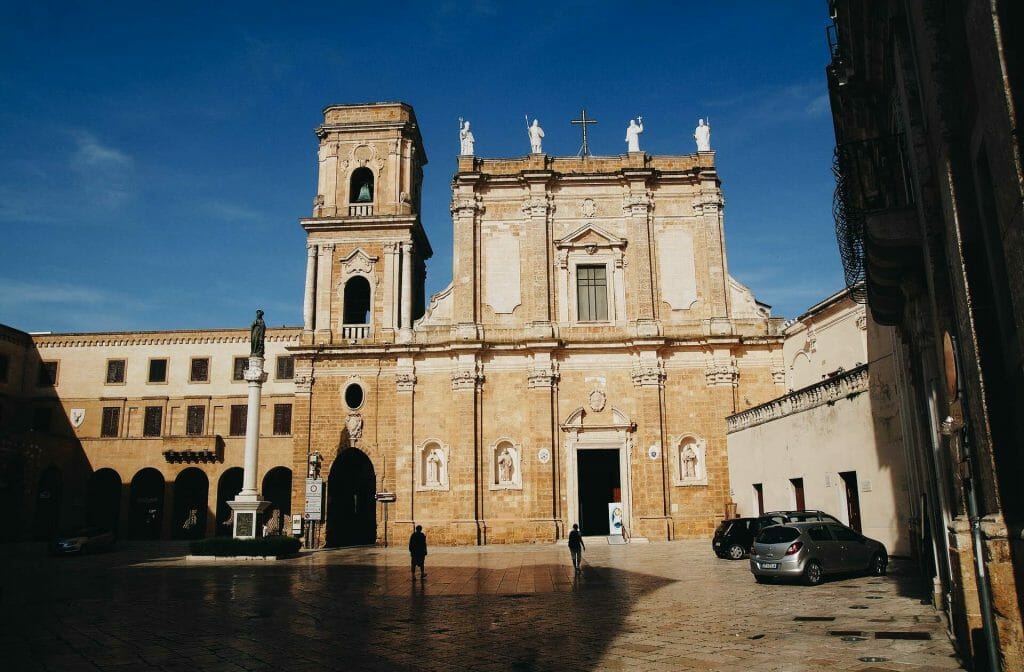 place eglise brindisi